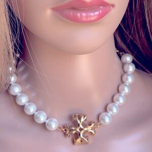 NWT AUTHENTIC TORI BURCH ROXANNE GOLD/PEARL CHOKER .